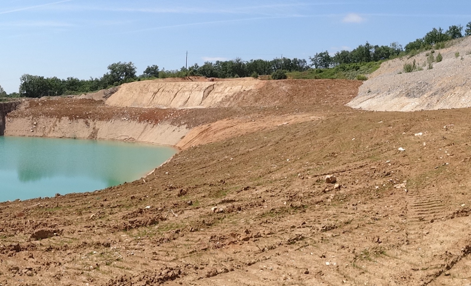 Carrière en cours de réaménagement : plan d'eau et berges reprofilées