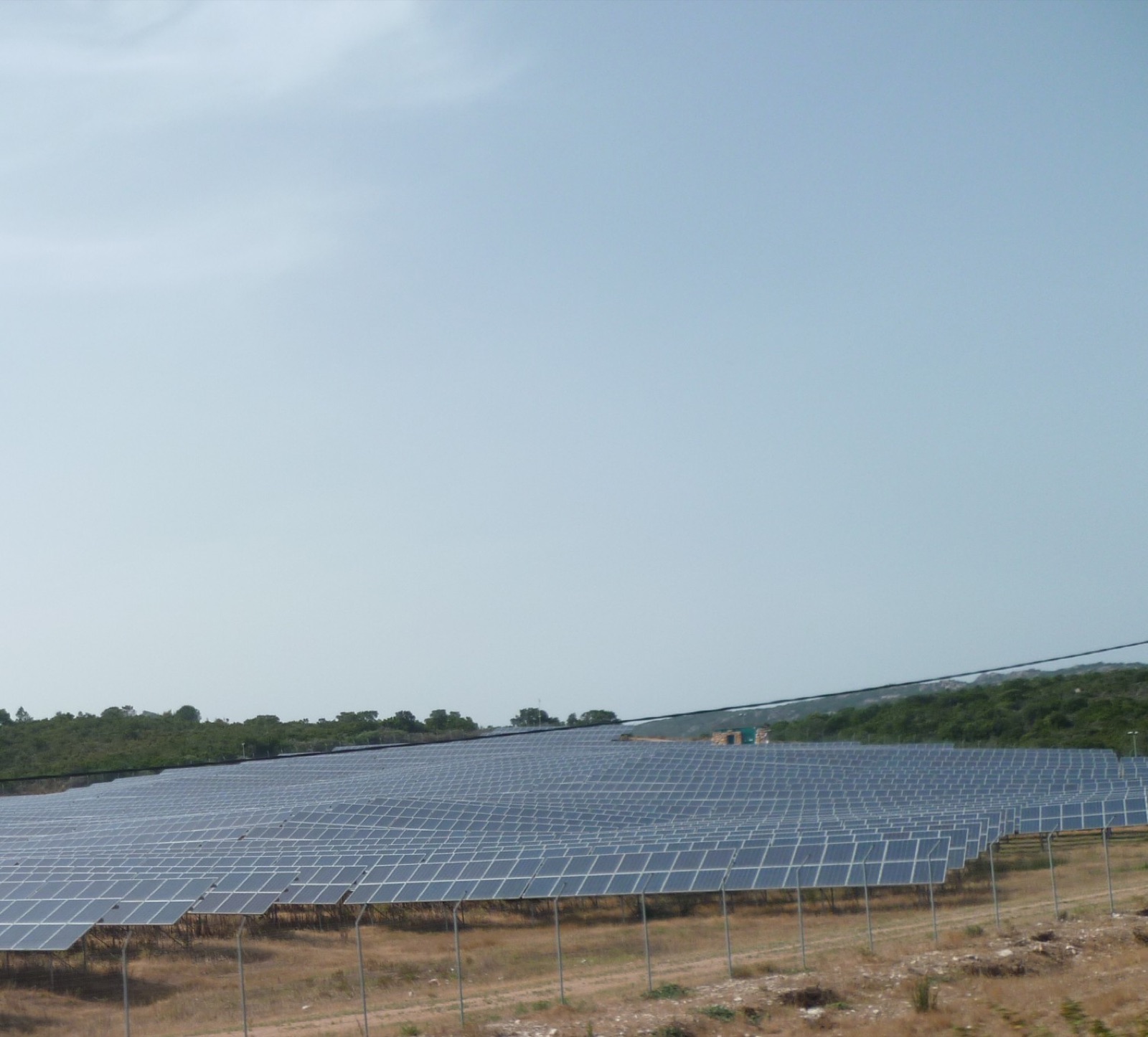 Parc photovoltaïque au sol implanté sur un terrain ouvert